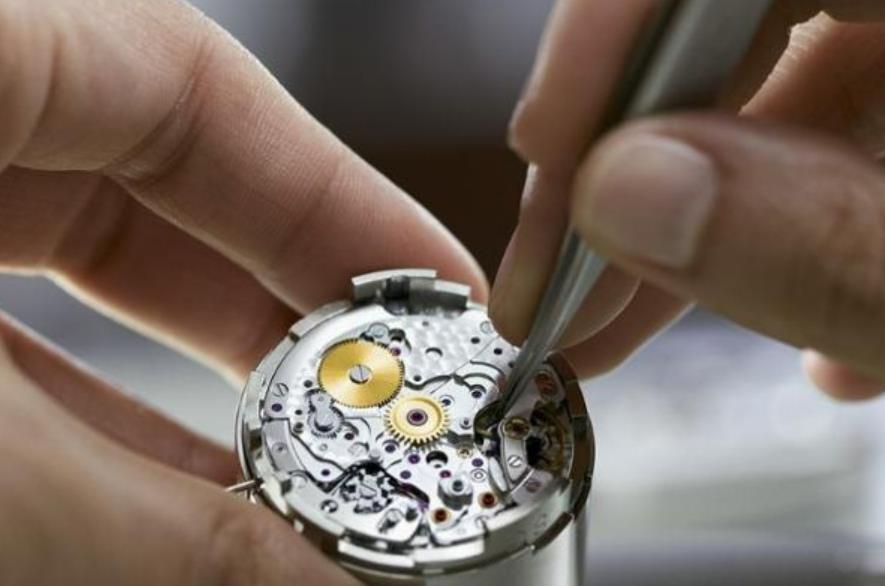 What are the types of watch movements?