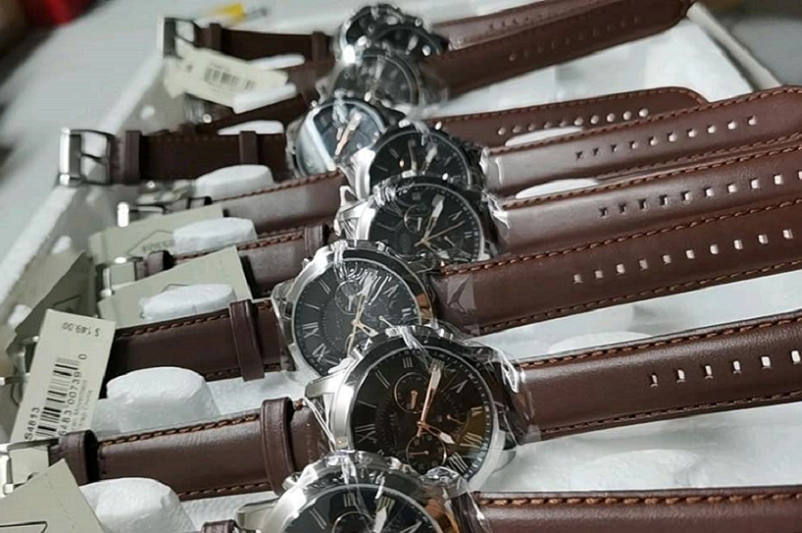 Mens' sport chronograph watch.png Mens' sport chronograph watch.png