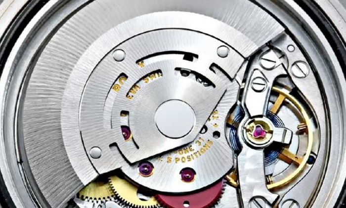 How does an automatic mechanical watch keep running?