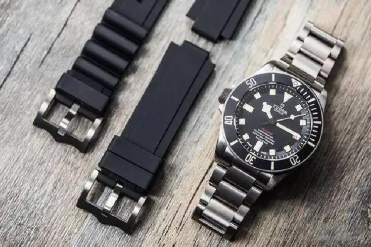 What are the characteristics of diving watches?